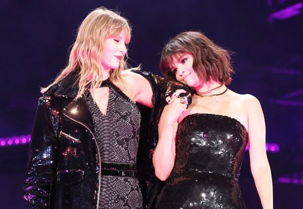 H Taylor Swift και η Selena Gomez στη σκηνή μαζί κατά τη διάρκεια του Τhe Taylor Swift reputation Stadium Tour στο Rose Bowl τον Μάιο του 2018, Pasadena, California.  Photo by Christopher Polk/TAS18/Getty Images