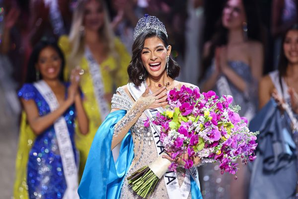 H Miss Universe 2023 Sheynnis Palacio την ώρα της βράβευσής της στον 72ο Διαγωνισμό Miss Universe που έγινε στο San Salvador στις 18 Νοεμβρίου 2023.
Photo by Hector Vivas/Getty Images