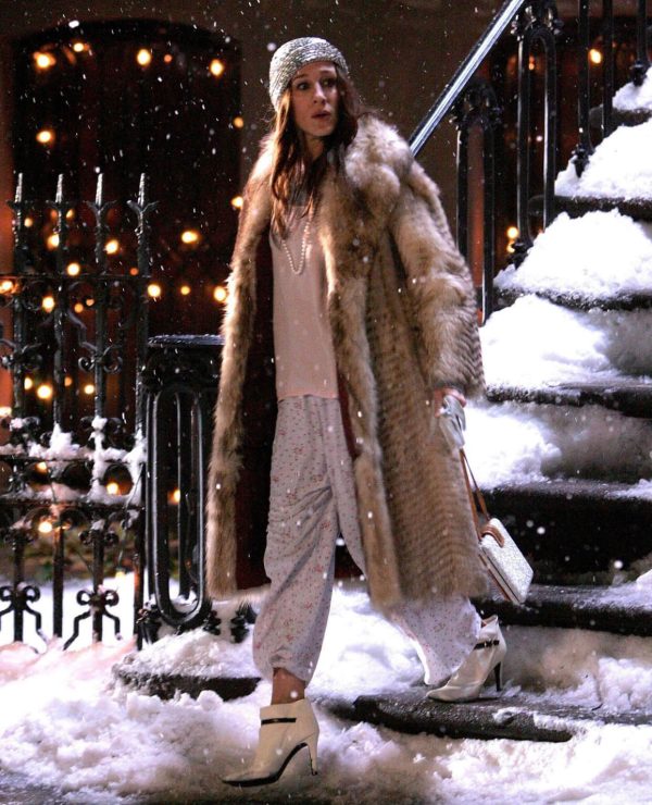 Η Carrie Bradshaw με γούνα και πιτζάμες