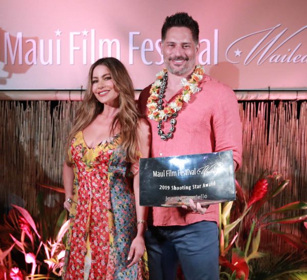 H Sofia Vergara και ο Joe Manganiello με το βραβείο Shooting Star κατά τη διάρκεια του Maui Film Festival στις 14 Ιουνίου 2019 στη Hawaii.