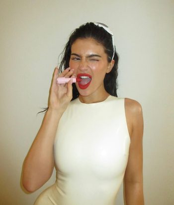 Η Kylie Jenner με κόκκινο κραγιόν
