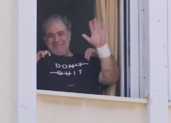 Ο Δημήτρης Σταρόβας χαιρετά μέσα από το νοσοκομείο