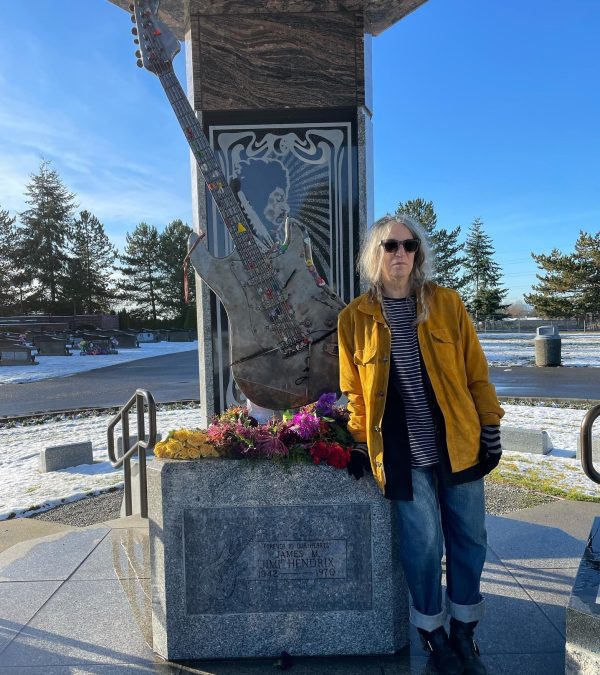 H Patti Smith στον τάφο του Jimmy Hendrix