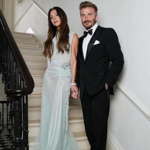 O David και η Victoria Beckham ποζάρουν στο σπίτι τους στο Λονδίνο- Credit:davidbeckham/Instagram