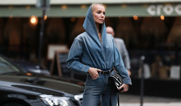 H Tatiana Korsakova φορά σύνολο total denim look. Η φωτογραφία είναι λίγο πριν την επίδειξη μόδας του Elie Saab στις 25 Ιανουαρίου 2023 κατά τη διάρκεια της εβδομάδας μόδας στο Παρίσι.
Photo by Jeremy Moeller/Getty Images