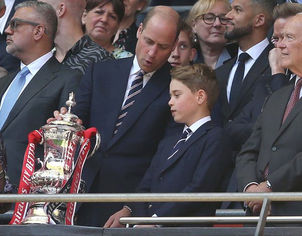 Ο πρίγκιπας William μαζί με τον γιο του, πρίγκιπα George στον τελικό αγώνα του Emirates FA Cup μεταξύ της Manchester City και της Manchester United στο Wembley Stadium στις 25 Μαΐου 2024 στο Λονδίνο.