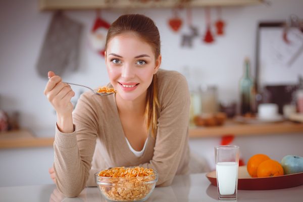 Γυναίκα τρώει πρωινό με φυτικές ίνες