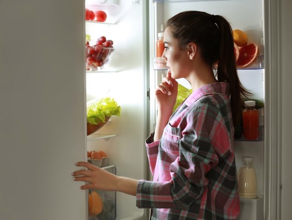 Γυναίκα μπροστά σε ψυγείο