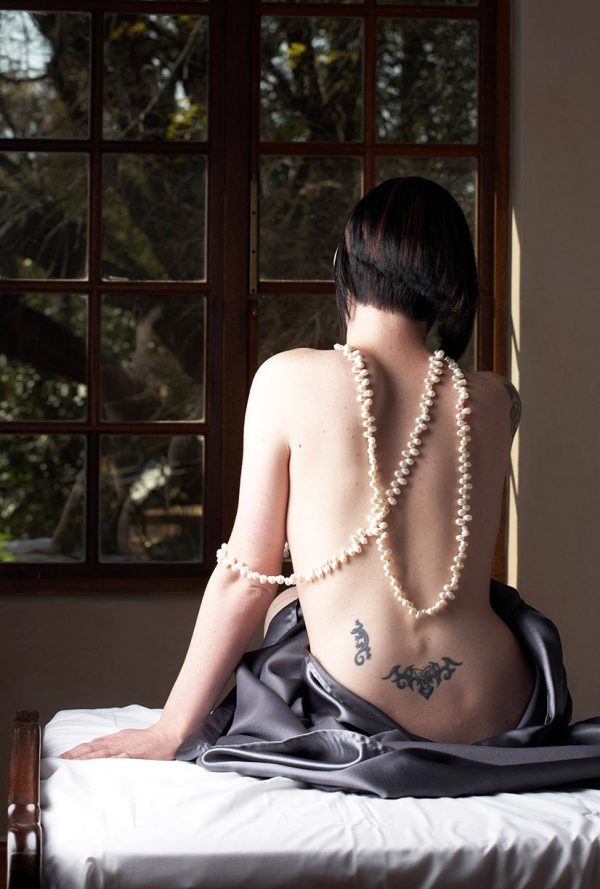 woman pearls_dig