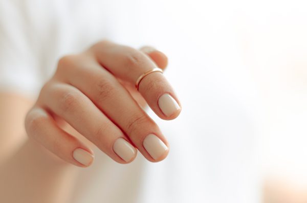 xeria-nixia-imimonimo-antiliako-manicure-nude-nails